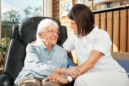 polnische Pflegekraft mit Seniorin